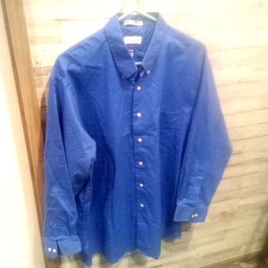 Van Heusen men's dress shirt.    Box 264